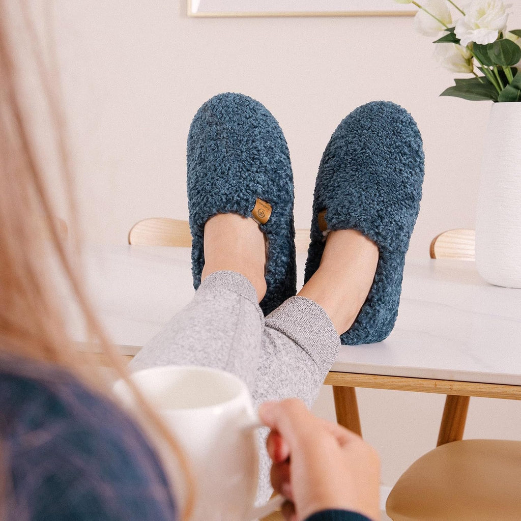 EverFoams Women’s Soft Curly Slippers Memory Foam Lightweight House Shoes